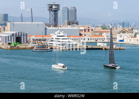 Blick auf das Hafenbecken Barcelona mit Schiffbau und Industrie Stockfoto