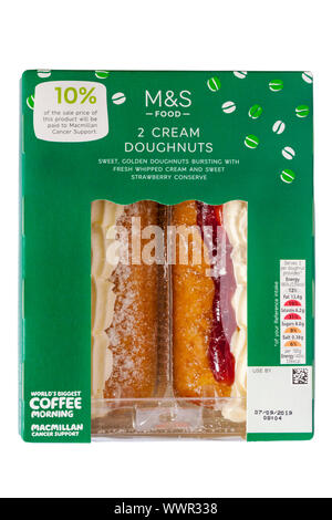 Pack von M&S2 Creme Donuts auf weißem Hintergrund - 10% der Verkaufspreis dieses Produktes wird zu Macmillan Cancer Support bezahlt werden Stockfoto