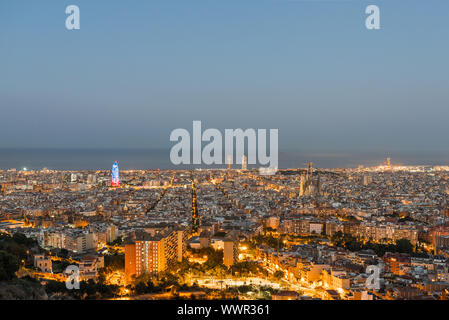 Barcelona bei Nacht aus dem Parc del Guinardó gesehen auf einem west Side Hill Stockfoto