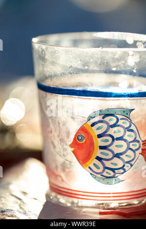 Nahaufnahme der Gin und Tonic in Fisch Glas im Sonnenlicht Stockfoto