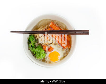 Schüssel instant Nudeln mit Crab Sticks und Eier auf weißem Hintergrund Stockfoto