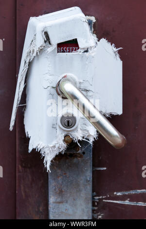 Zerstörte Tür Zugriff auf Öffentliche WC-Anlagen Stockfoto