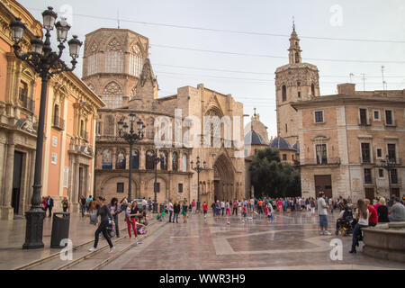 Platz von Saint Mary's, Brunnen Rio Turia und der Kathedrale von Valencia in einem bewölkten Tag. Valencia, Spanien. Stockfoto