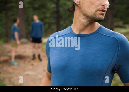 Männer Halt, um sich auszuruhen und auf Bluebell Trail Sporn auf einem Trail in Chautauqua oben Boulder, Colorado laufen sprechen. Stockfoto