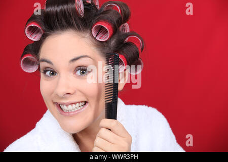 Frau mit Lockenwickler auf dem Kopf Stockfoto