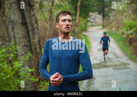Männer Laufen im Regen oder Rest ihre Hände auf Boulder Creek Trail im Boulder Canyon, Colorado zu warm. Stockfoto