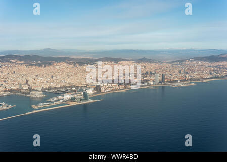 Luft Bild von der Stadt Barcelona mit einem Meer von Häusern und Straßenschluchten und alle Sehenswürdigkeiten Stockfoto