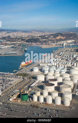 Zylindrische Kraftstoff Lagertanks im Seaport Barcelona, Zona Franca-Port Stockfoto