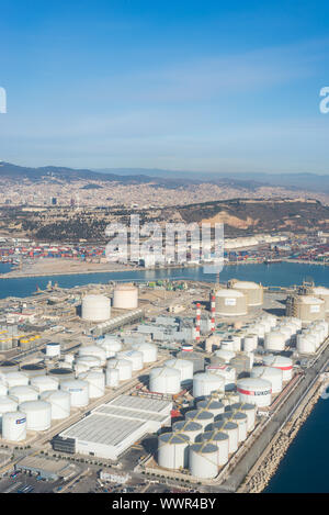 Zylindrische Kraftstoff Lagertanks im Seaport Barcelona, Zona Franca-Port Stockfoto