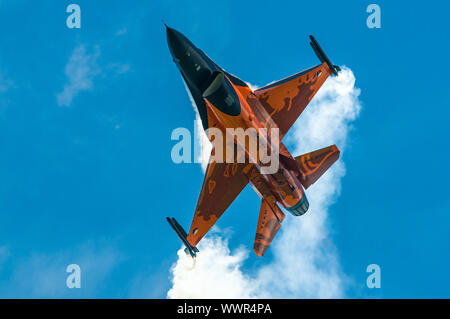 Eine Lockheed Martin F-16 der Koninklijke Luchtmacht (KLU)/Royal Netherlands Air Force (RNLAF) führt eine Kunstflugroutine bei RAF Waddington durch. Stockfoto