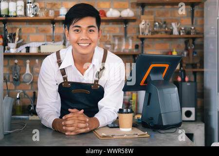 Small Business glücklicher Besitzer einer Kaffee Cafe. Junge startup Inhaber kleines Cafe Shop. Stockfoto