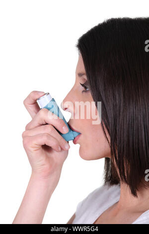 Frau mit ihren Inhalator Stockfoto