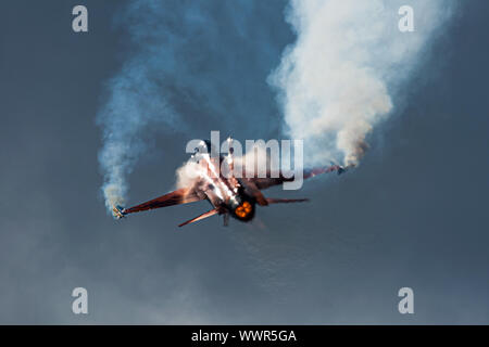 Eine Lockheed Martin F-16 der Koninklijke Luchtmacht (KLU)/Royal Netherlands Air Force (RNLAF) führt eine Kunstflugroutine bei RAF Waddington durch. Stockfoto