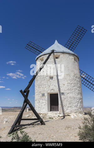 Tourismus, die Windmühlen von Consuegra in Toledo, Spanien. Sie dienten Korn-ernte Felder zu schleifen Stockfoto