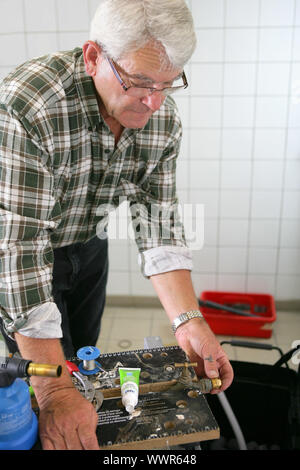 Klempner zwei Rohre verkleben Stockfoto