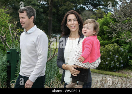 Kronprinz Frederik und Kronprinzessin Mary von Dänemark mit ihren Kindern Prinz Christian und Prinzessin Isabella in Government House, Sydney - Aust Stockfoto