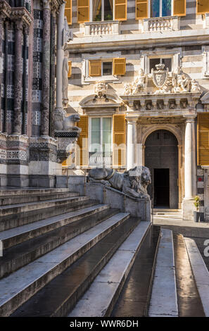 Löwenstatue der Kathedrale San Lorenzo, Duomo di Genua, Ligurien, Italien Stockfoto