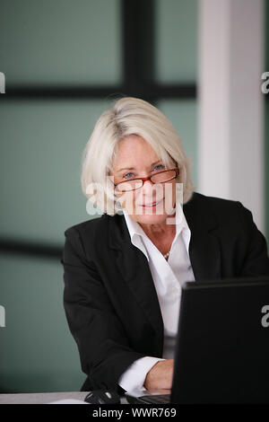 Senior Geschäftsfrau, Versenden von e-mails Stockfoto