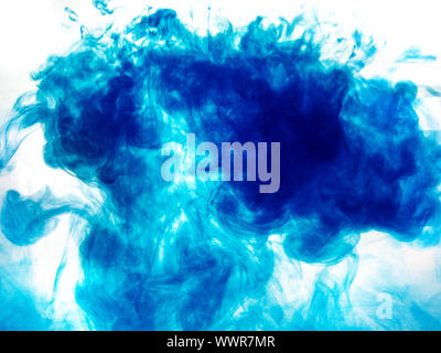 Poster Farbe im Wasser. Zusammenfassung Hintergrund., Farbe Farbe Tropfen in Wasser. Tinte wirbelnden Unterwasser, Cloud von seidiger Tinte Kollision auf weißem Hintergrund. Co Stockfoto