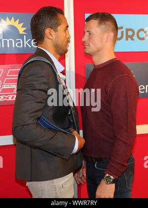 EBU heavyweight Boxer Boxer im Schwergewicht Mehdi Amar und Robert Stieglitz (SES Boxing) Stockfoto