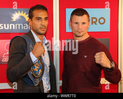 EBU heavyweight Boxer Boxer im Schwergewicht Mehdi Amar und Robert Stieglitz (SES Boxing) Stockfoto