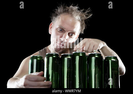 Betrunkener Mann Hangover.The und gibt eine Menge von leeren Bierdosen Stockfoto