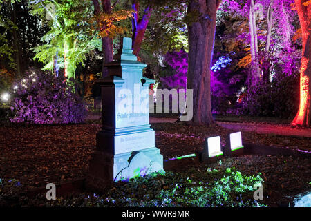 Beleuchtete Friedhof Westfriedhof während der Veranstaltung Stadtlichter, Unna, Ruhrgebiet, Deutschland Stockfoto