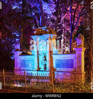 Beleuchtete Friedhof Westfriedhof während der Veranstaltung Stadtlichter, Unna, Ruhrgebiet, Deutschland Stockfoto