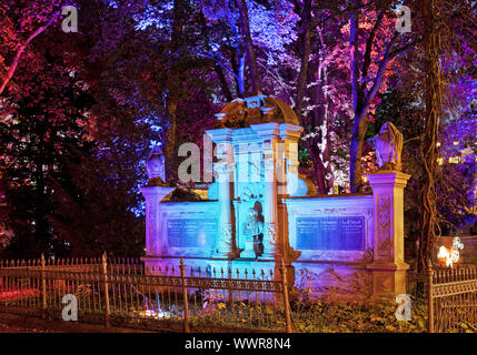 Beleuchtete Friedhof Westfriedhof während der Veranstaltung Stadtlichter, Unna, Ruhrgebiet, Deutschland Stockfoto