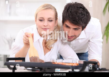 Paar auf einer Tischplatte elektrische Kochplatte Kochen Stockfoto