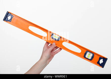 Hand mit einer Wasserwaage isoliert auf weißem Hintergrund Stockfoto