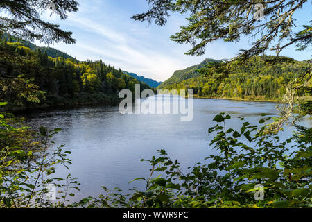 Typische Landschaft im Nationalpark Jacques-Cartier, Provinz Quebec, Kanada. Stockfoto