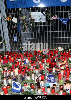 Mahnwache für die Verstorbenen FCM fan Hannes S. vor der MDCC-Arena Magdeburg am 12.10.2016 Stockfoto