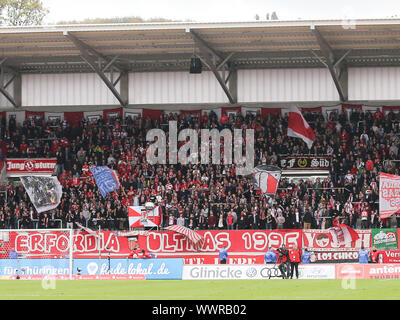 Fanblock FC Rot-Weiß Erfurt am 3. Liga Saison 2016/17 Punkt FC RW Erfurt - 1.FC Magdeburg in Erfurt. Stockfoto