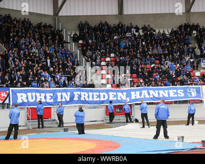 Fanblock 1.FC Magdeburg mit Griefbanner für Hannes S. 3. Liga Saison 2016/17 Spiel RWE-FCM in Erfurt. Stockfoto