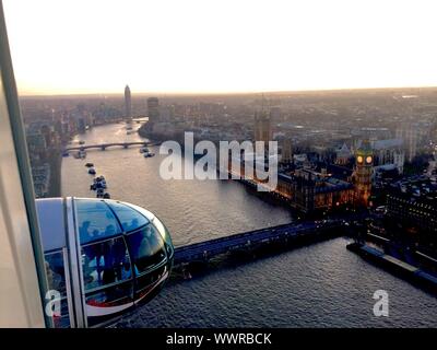 Die Themse bei Sonnenuntergang Stockfoto