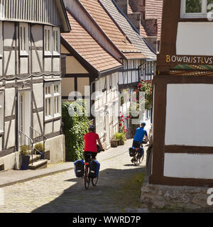 Radfahrer in der alten Stadt, Warburg, Ostwestfalen, NRW, Deutschland, Europa Stockfoto