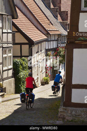 Radfahrer in der alten Stadt, Warburg, Ostwestfalen, NRW, Deutschland, Europa Stockfoto