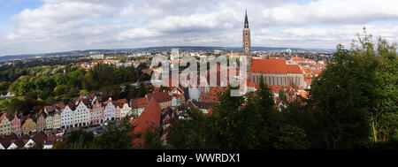 Blick von der Burg Trausnitz über die Altstadt und die Basilika St. Martin Stockfoto