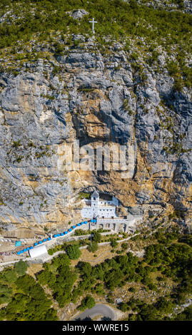 Luftaufnahme des Kloster Ostrog, serbisch-orthodoxen Kirche. Montenegro. Gewidmet dem hl. Basilius von Ostrog. Kurvenreiche Straßen. Berg Stockfoto