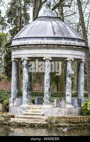 Tempel im griechischen Stil, Erbe der Menschheit, Gärten der Insel neben dem königlichen Palast Stockfoto