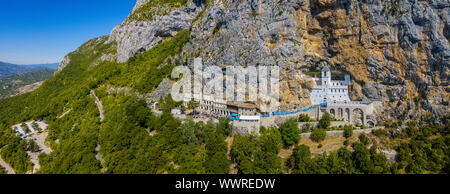 Luftaufnahme des Kloster Ostrog, serbisch-orthodoxen Kirche. Montenegro. Gewidmet dem hl. Basilius von Ostrog. Kurvenreiche Straßen. Berg Stockfoto