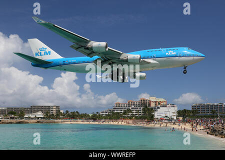 KLM Boeing 747-400 Flugzeuge Landung Flughafen St. Maarten Stockfoto