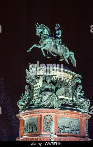 Denkmal für Nikolaus ich nachts schneereichen Winter. Sankt Petersburg, Russland Stockfoto