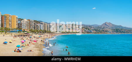 Urlauber Sonnenbaden auf der beliebten Stadtstrand von Playa La Malagueta. Malaga, Spanien Stockfoto