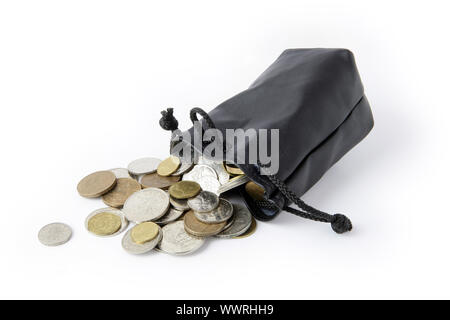 Münzen fallen aus Zeichenfolge Geldbörse Stockfoto