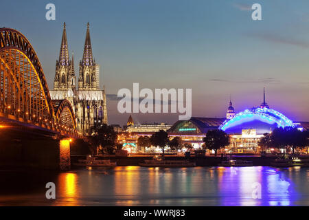 Der Kölner Dom mit Hohenzollernbrücke und Musical Dome in der Dämmerung, Köln, Deutschland Stockfoto