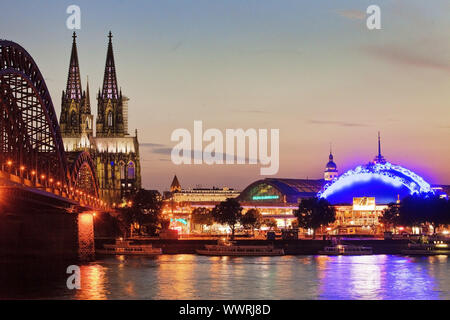 Der Kölner Dom mit Hohenzollernbrücke und Musical Dome in der Dämmerung, Köln, Deutschland Stockfoto