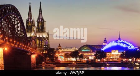 Der Kölner Dom mit Hohenzollernbrücke und Musical Dome in der Dämmerung, Köln, Deutschland Stockfoto