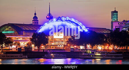 Stadt Panorama mit Bahnhof, Rhein und Musical Dome in der Dämmerung, Köln, Deutschland Stockfoto